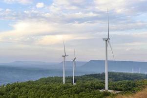 fundo de turbinas eólicas, conceito de energia limpa foto