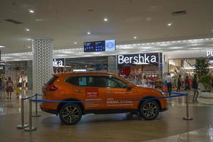 vladivostok, rússia-22 de julho de 2019 - um carro em um shopping center no fundo das vitrines. foto