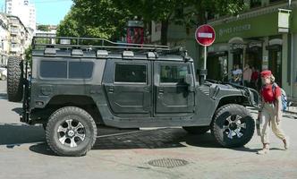 vladivostok, rússia-28 de junho de 2018- paisagem urbana com um grande carro preto. foto