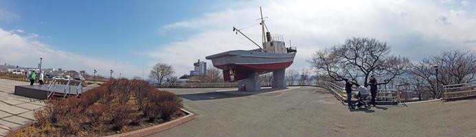 vladivostok, primorsky krai - 6 de abril de 2019 - panorama da cidade com pontos turísticos e pessoas. foto