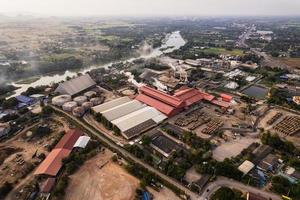 fábrica de tradução de bioetanol de açúcar trabalhando com vapor da chaminé e caminhão de cana-de-açúcar foto