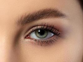 close-up de olho de mulher azul verde foto