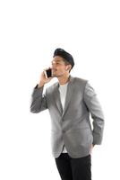 empresário hipster segurando café e falar ao telefone isolado de fundo branco. foto