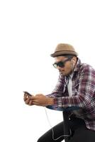 homem jovem hippie em fones de ouvido segurando smartphone isolado no fundo branco. foto