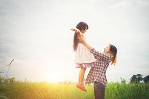 retrato mãe e filha brincando ao ar livre, aproveitando o tempo em família. foto