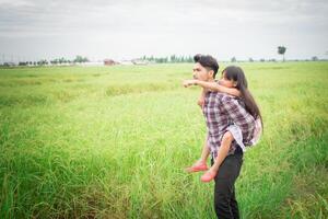 feliz pai e filha brincando no campo de prados, curtindo juntos. foto