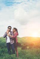 casal jovem hippie de mãos dadas andando no Prado atmosfera relaxante e natural é muito natural. foto