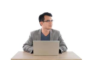 retrato de empresário com laptop isolado no fundo branco. foto