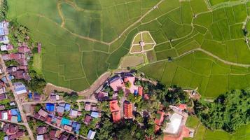 fazenda de arroz e vila, vista aérea foto