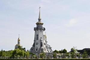 cruz de igreja cristã em torre alta para orações foto