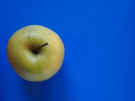 comida de frutas de maçã verde sobre azul com espaço de cópia foto