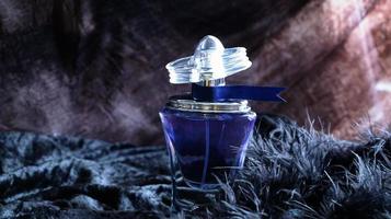 frasco de perfume e itens femininos foto