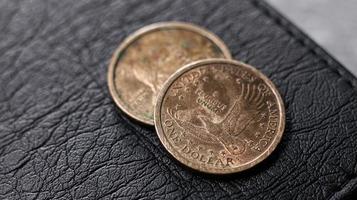 velhas moedas de dólar americano close-up foto