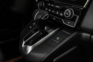 detalhes do interior do carro elegante, interior de couro. transmissão automática foto