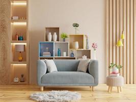 design de interiores da sala de estar com sofá na parede vazia de cor creme claro.