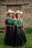 mulheres andinas peruanas posando em diferentes ações foto