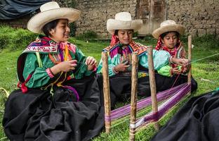 mulheres andinas peruanas posando em diferentes ações foto