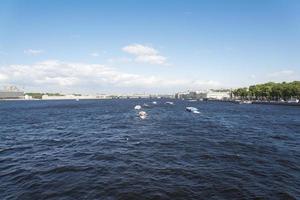 vista da ponte em st. petersburgo no rio neva. foto