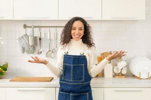 retrato de mulher latina na cozinha foto