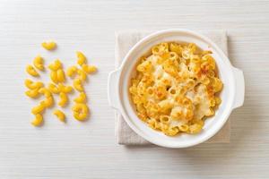 mac e queijo americano, macarrão com molho de queijo foto