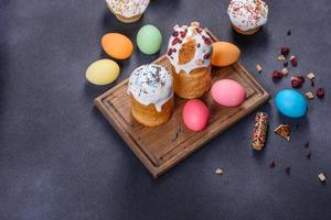 bolo de páscoa e ovos de páscoa mesa de celebração festiva definindo decoração tradicional e guloseimas foto