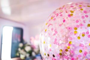 balões rosa pastel com papel dourado e rosa brilham dentro.