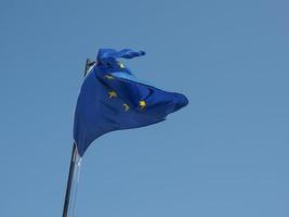 bandeira da ue sobre o céu azul foto