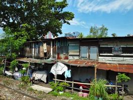 bangkok tailândia08 abril 2019as comunidades e casas das pessoas que vivem ao longo das linhas ferroviárias em bangkok são em sua maioria pobres. foto