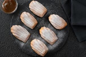madeleines - pequenos bolos de esponja franceses foto