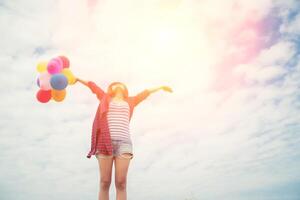 bela jovem segurando um balão muito feliz ao ar livre foto