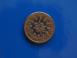 moeda de 1 euro, união europeia, portugal sobre azul foto