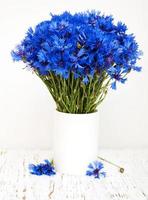 flores azuis em uma mesa foto