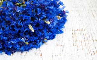 flores azuis em uma mesa foto