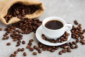 xícara de café e grãos de café