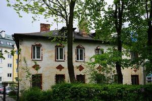 zelenogradsk, rússia-17 de maio de 2016-paisagem urbana com ruas e edifícios. foto