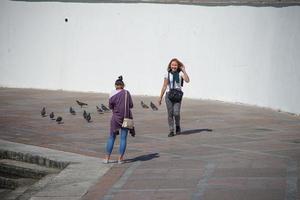 sebastopol, crimeia-8 de junho de 2016 - meninas são fotografadas na orla da cidade. foto