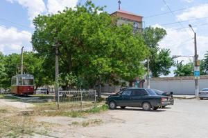 evpatoria, crimeia - 24 de maio de 2018 - monumento ao primeiro bonde no fundo da paisagem da cidade foto