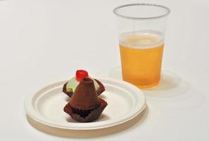 bolos e cerveja em uma mesa branca foto