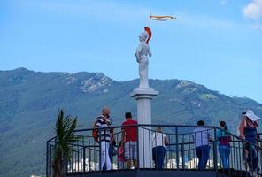 yalta, crimeia-12 de junho de 2014 - pessoas à beira-mar da cidade no fundo da foto