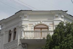 yalta, crimeia - 30 de maio de 2018 - bela varanda antiga com esculturas