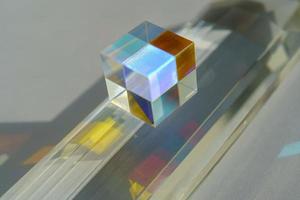 prisma cúbico do arco-íris em um fundo branco. foto