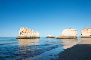 bela vista da praia de três irmãos sem pessoas. algarve, portugal foto