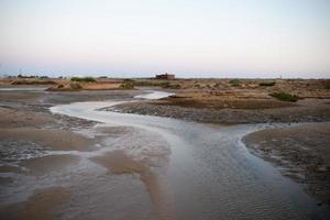 vista das dunas na praia de alvor ao pôr do sol. algarve, portugal foto