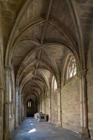 arcos góticos no claustro da catedral de évora. ninguém. Portugal foto