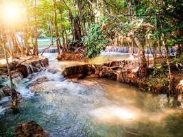 huay mae khamin cachoeira em kanchanaburi, tailândia, sudeste asiático, paisagem de selva com incrível água turquesa da cachoeira em cascata na floresta tropical profunda. paisagem de viagem e destinos