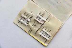 velhas agulhas enferrujadas em um conjunto de papel foto