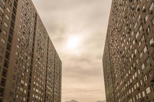 complexo residencial de vários andares contra o céu. arquitetura urbana foto