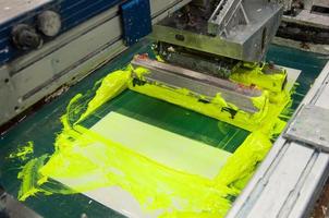 equipamentos e máquinas para pintar pano em uma fábrica de vestuário closeup foto