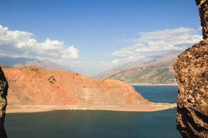 paisagem com vista para o lago e a montanha. Uzbequistão, reservatório de Charvak. natureza da ásia central foto