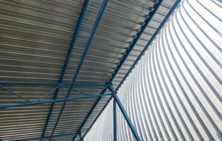 construção de telhado de metal de uma instalação industrial, vista interna foto